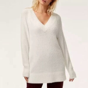 Aritzia Sunday Best Veruca V Neck Soft Fuzzy Sweater White Size XS